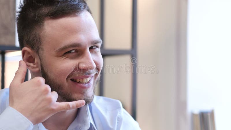 Вызовите меня жестом человеком, свяжитесь мы акции видеоматериалы