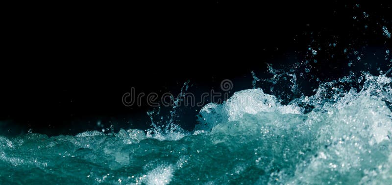 Выплеск бурной воды в океане на черной предпосылке стоковое изображение