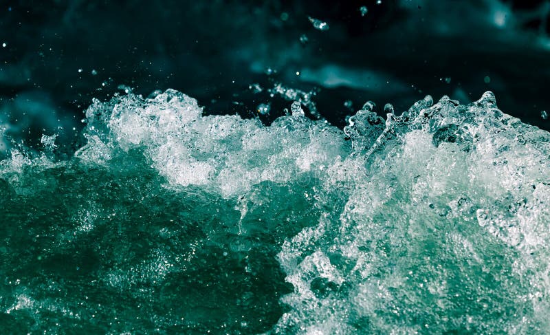 Выплеск бурной воды в океане на черной предпосылке