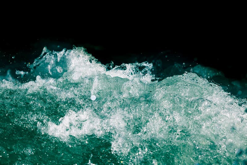 Выплеск бурной воды в океане на черной предпосылке стоковое фото rf