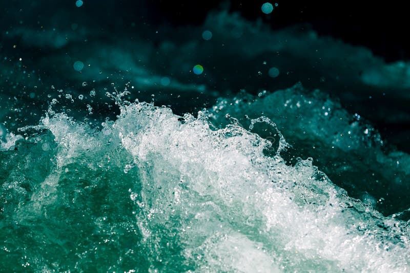 Выплеск бурной воды в океане на черной предпосылке стоковая фотография