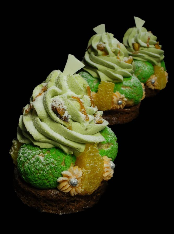 Выпечка Choux с апельсинами, фисташковым ганаше и белым шоколадным декорациями стоковые изображения rf Выпечка Choux с апельсинами, фисташковым ганаше и белым шоколадным декорациями стоковые изображения rf