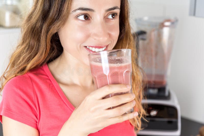 выпивая женщина smoothie стоковые фотографии rf выпивая женщина smoothie стоковые фотографии rf