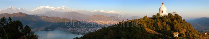 Выравнивать панорамный вид stupa мира во всем мире, озера Phewa, Pokhara и большего гималайского ряда, Annapurna, Manaslu, Гимала стоковая фотография
