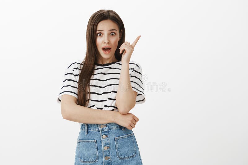 Выражать ее точку зрения с сокрушанными эмоциями Портрет excited потревоженной молодой женщины с коричневыми волосами, поднимая стоковые изображения