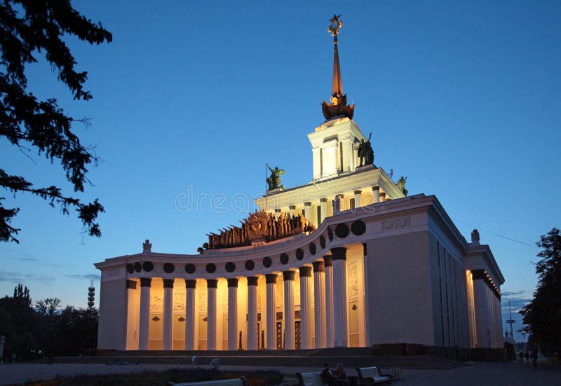 Вырастите в питательной среде павильон на VVC центре exchibition (VDNH), Москве стоковая фотография Вырастите в питательной среде павильон на VVC центре exchibition (VDNH), Москве стоковая фотография