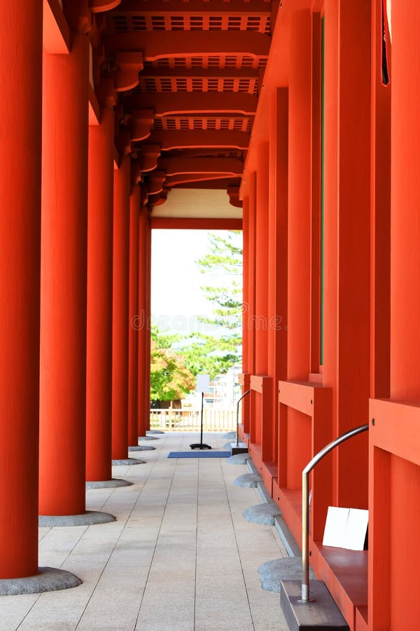 Высокие красные столпы храма kofukuji в нара Японии. стоковые изображения rf