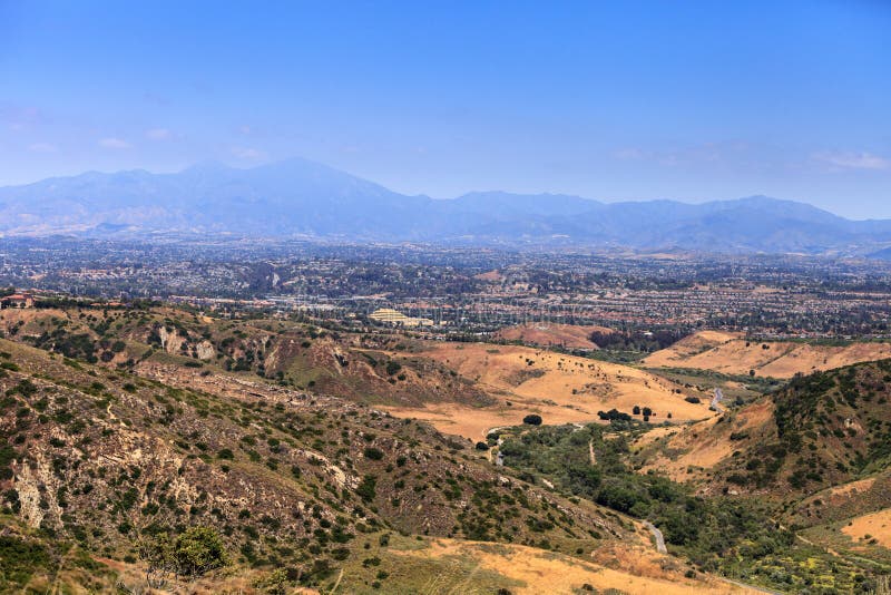 Высокий взгляд горного склона в Aliso и деревянная глушь каньонов паркуют внутри стоковое фото rf Высокий взгляд горного склона в Aliso и деревянная глушь каньонов паркуют внутри стоковое фото rf