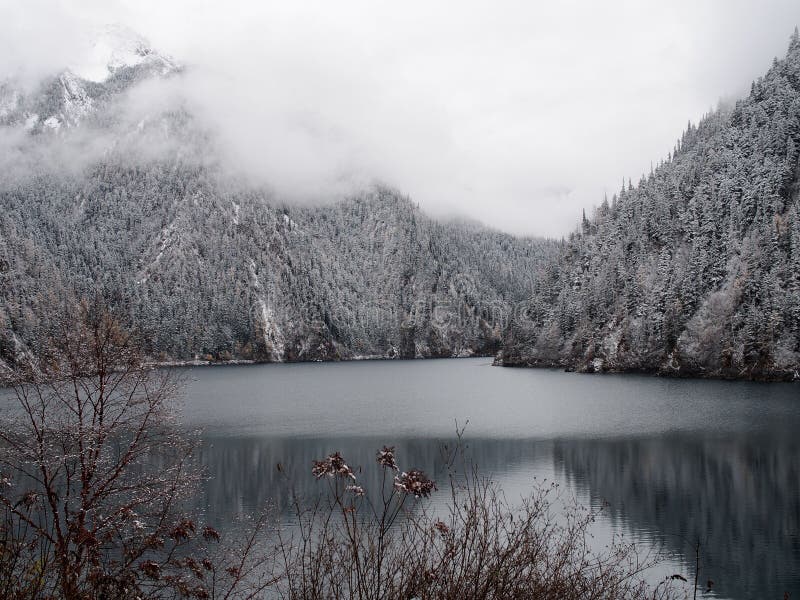 Высокогорное озеро в Jiuzhaigou стоковое изображение