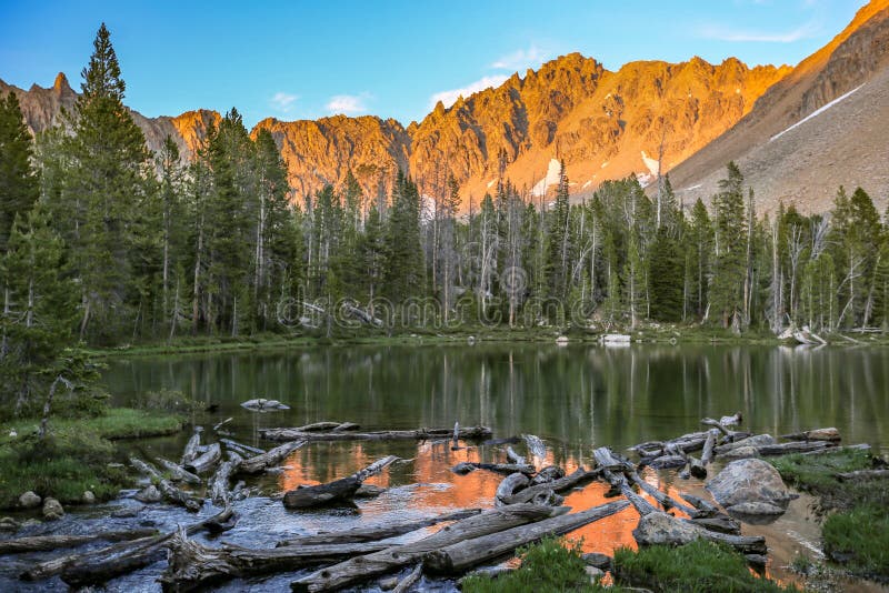 Высокогорное озеро в белой глуши облака около Sun Valley, Айдахо стоковая фотография