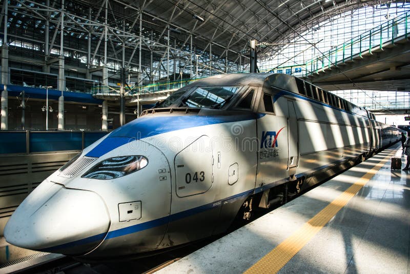 Высокоскоростные сверхскоростные пассажирские экспрессы KTX и поезда Korail останавливают на станции Сеула в Южной Корее стоковые фото Высокоскоростные сверхскоростные пассажирские экспрессы KTX и поезда Korail останавливают на станции Сеула в Южной Корее стоковые фото