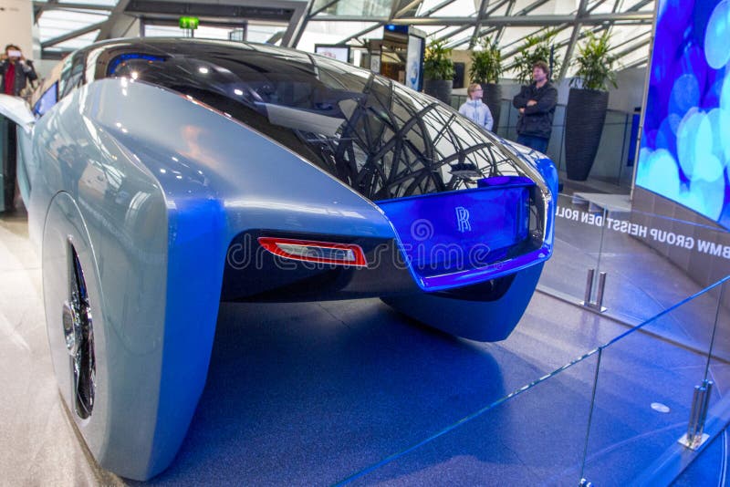 Выставка на музее BMW представляет смелейший автомобиль концепции будущего - роскошного 103EX-Rolls-Royce ЗРЕНИЯ ЗАТЕМ 100, Мюнхе стоковое изображение Выставка на музее BMW представляет смелейший автомобиль концепции будущего - роскошного 103EX-Rolls-Royce ЗРЕНИЯ ЗАТЕМ 100, Мюнхе стоковое изображение
