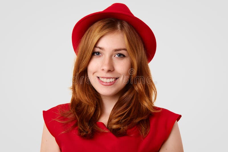 Выстрел в голову прелестной шикарной дамы с составляет, freckled кожа, одетая в элегантных красных одеждах, идя иметь встречу, пр стоковая фотография Выстрел в голову прелестной шикарной дамы с составляет, freckled кожа, одетая в элегантных красных одеждах, идя иметь встречу, пр стоковая фотография