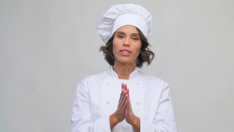 Выступая в палате женского пола, улыбаясь, повар акции видеоматериалы