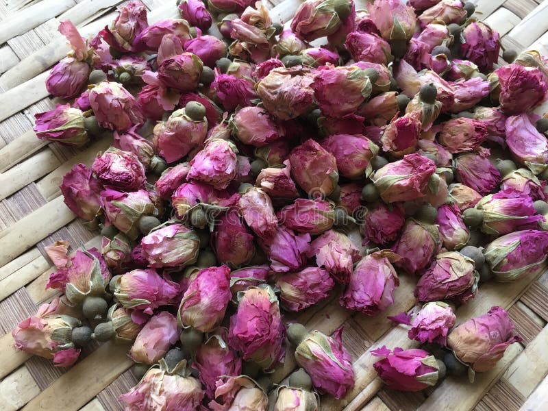 Высушенные розовые rosebuds штофа на бамбуковой плоской корзине стоковые изображения Высушенные розовые rosebuds штофа на бамбуковой плоской корзине стоковые изображения