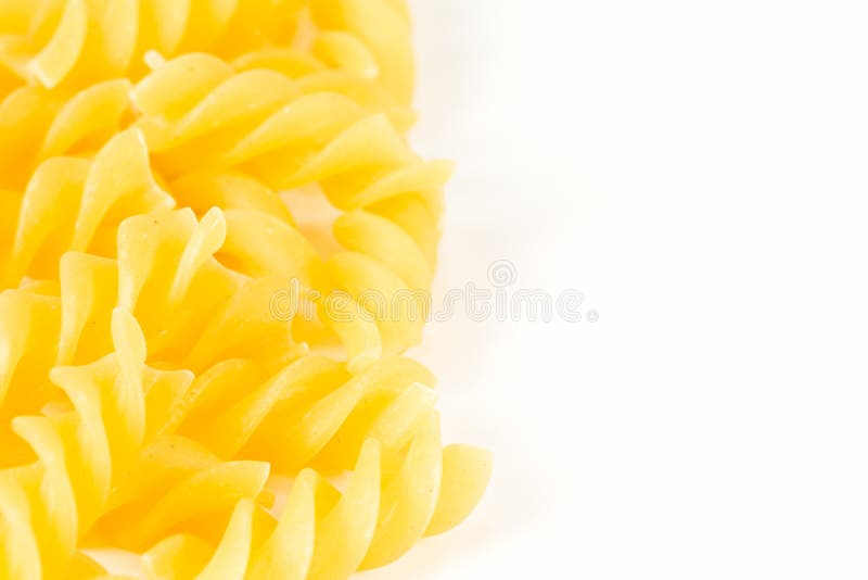 Высушенные сырцовые, сырые лапши макаронных изделий fusilli изолированные на задней части белизны стоковые фотографии rf Высушенные сырцовые, сырые лапши макаронных изделий fusilli изолированные на задней части белизны стоковые фотографии rf