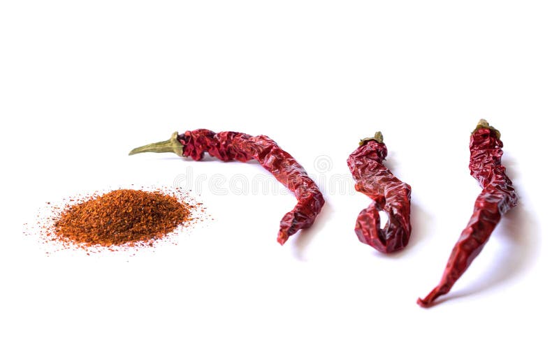 Высушенный перец красного chili на белой предпосылке Desiccated филировал паприку стоковое изображение rf Высушенный перец красного chili на белой предпосылке Desiccated филировал паприку стоковое изображение rf