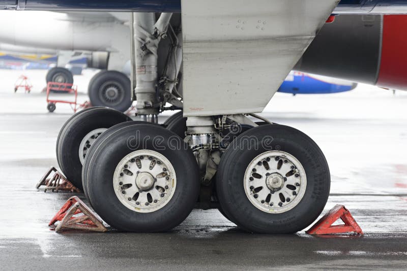 Главное посадочное устройство пассажирского самолета Tu-204 стоковые фотографии rf Главное посадочное устройство пассажирского самолета Tu-204 стоковые фотографии rf