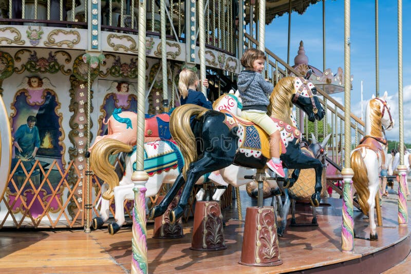 Гавань Honfleur Caroussel при 2 маленькой девочки ехать лошадь стоковое изображение rf Гавань Honfleur Caroussel при 2 маленькой девочки ехать лошадь стоковое изображение rf