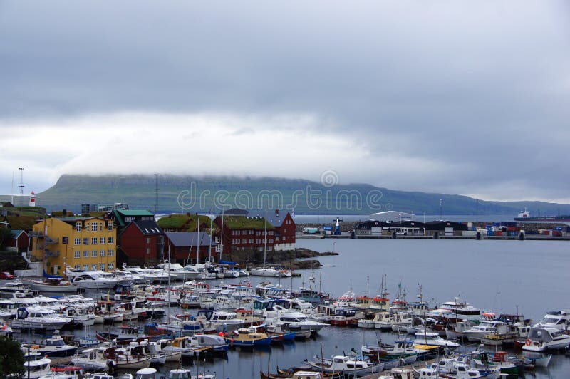 Гавань и Tinganes Torshavn на Фарерских островах стоковое изображение rf Гавань и Tinganes Torshavn на Фарерских островах стоковое изображение rf