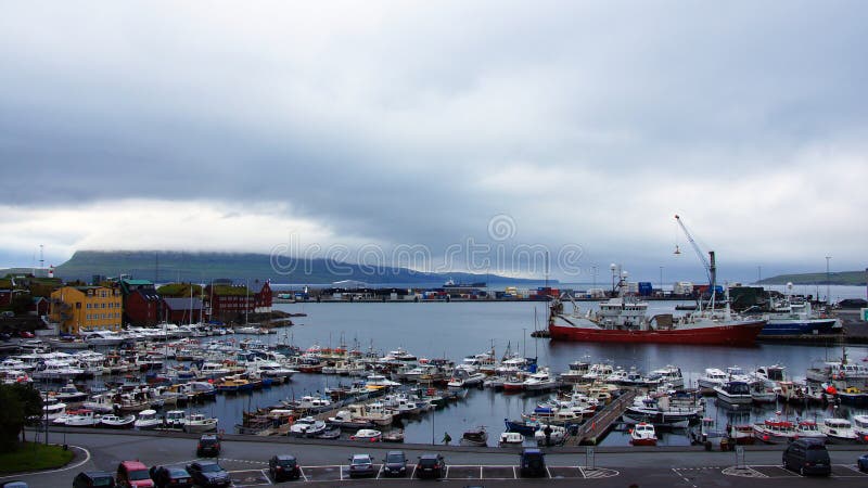 Гавань и Tinganes Torshavn на Фарерских островах стоковое фото rf Гавань и Tinganes Torshavn на Фарерских островах стоковое фото rf