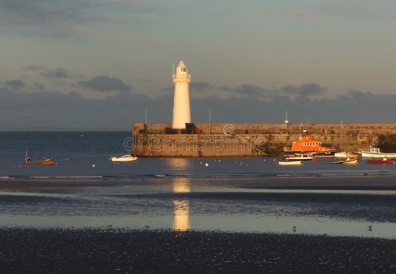 Гавань и маяк на Donaghadee в Северной Ирландии только перед заходом солнца в сентябре стоковые изображения rf Гавань и маяк на Donaghadee в Северной Ирландии только перед заходом солнца в сентябре стоковые изображения rf