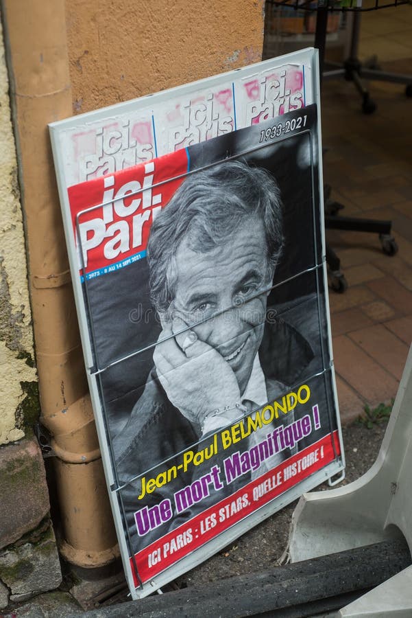 газета ici paris с jean paul belmondo портретом на улице jp belmondo известный француженый актер был мертв на 6 септембе стоковое фото rf