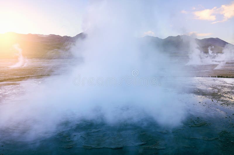 Гейзер del Tatio на времени раннего утра Пустыня Atacama Чили стоковые фото Гейзер del Tatio на времени раннего утра Пустыня Atacama Чили стоковые фото