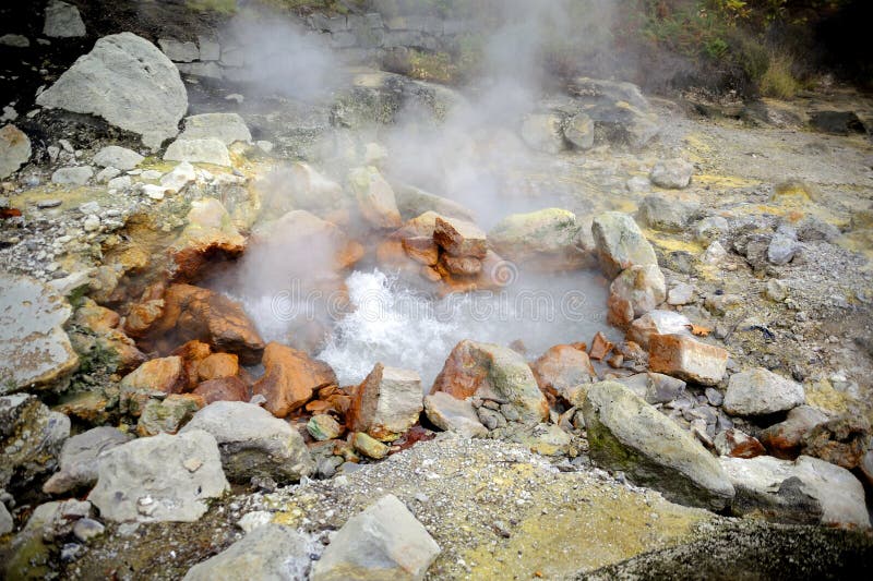 Гейзер Furnas, на острове Мигеля Sao, Азорские островы стоковая фотография rf Гейзер Furnas, на острове Мигеля Sao, Азорские островы стоковая фотография rf