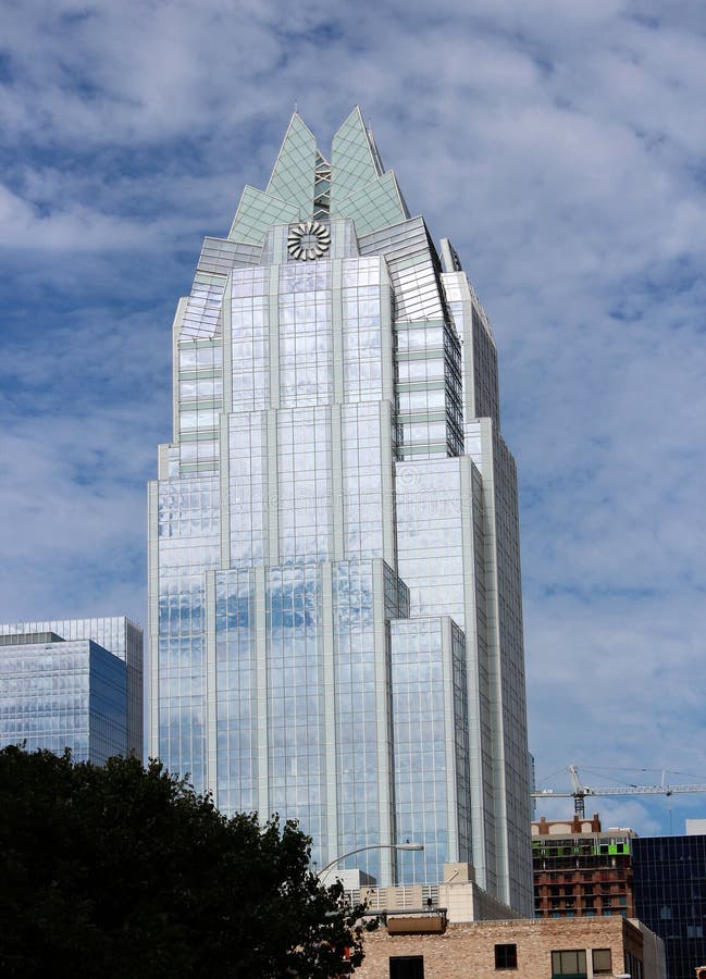 Гениальные голубые небеса поздравляя изумительную архитектуру башни банка Frost, Остина, Техаса, 2018