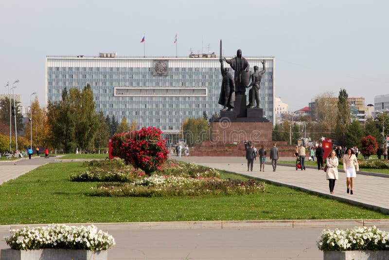 Герои ` памятника спереди и сзади ` на эспланаде в перми Россия стоковые изображения