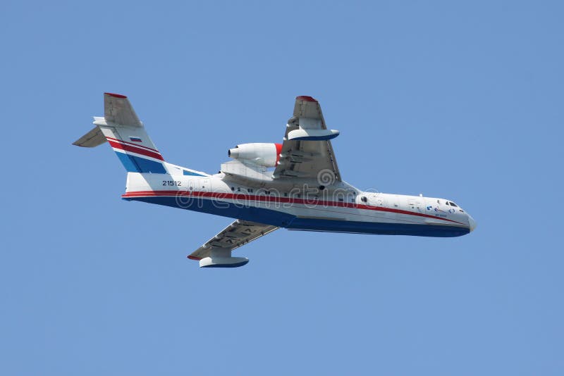 Гидросамолет Beriev Be-200 в полете стоковое фото Гидросамолет Beriev Be-200 в полете стоковое фото