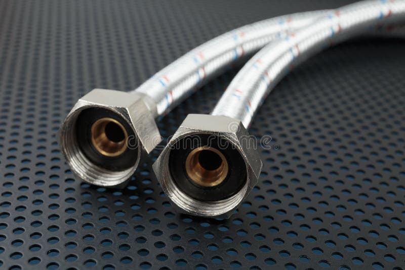 Гибкий рукав воды в металлическом заплетении Стоковое Изображение ...