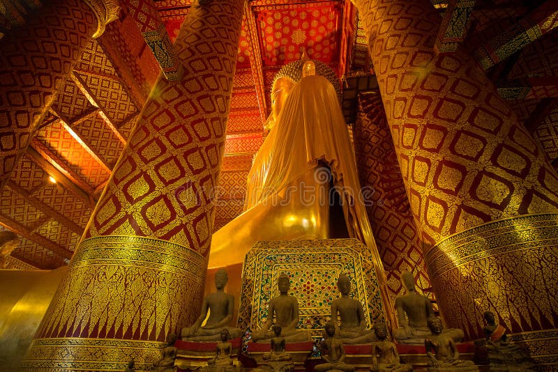Гигантский золотой Будда в виске Wat Phanan Choeng в Ayutthaya, Th стоковые изображения Гигантский золотой Будда в виске Wat Phanan Choeng в Ayutthaya, Th стоковые изображения