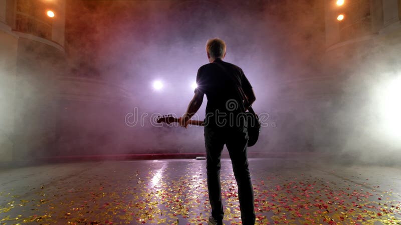 Гитарист выполняет на этапе Свет этапа, дым