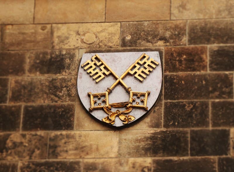 Глава Vysehrad как малый blazon на камне стены в Праге взгляд городка республики cesky чехословакского krumlov средневековый стар стоковые фотографии rf Глава Vysehrad как малый blazon на камне стены в Праге взгляд городка республики cesky чехословакского krumlov средневековый стар стоковые фотографии rf