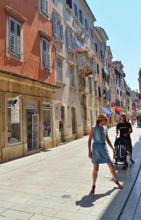 Главная улица городка Rovinj старого с туристами и магазинами Хорватией стоковые изображения rf Главная улица городка Rovinj старого с туристами и магазинами Хорватией стоковые изображения rf