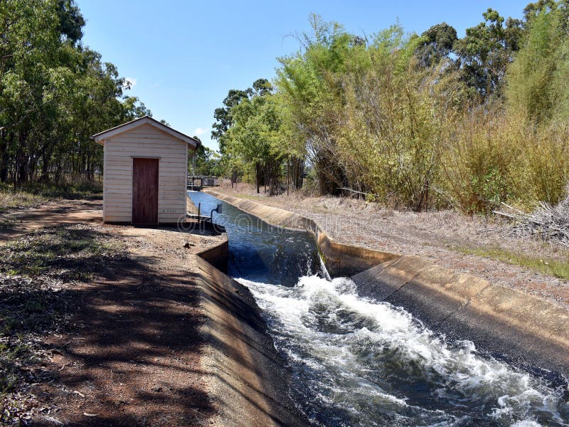 Главное соединение для воды через плотину для орошения стоковые изображения