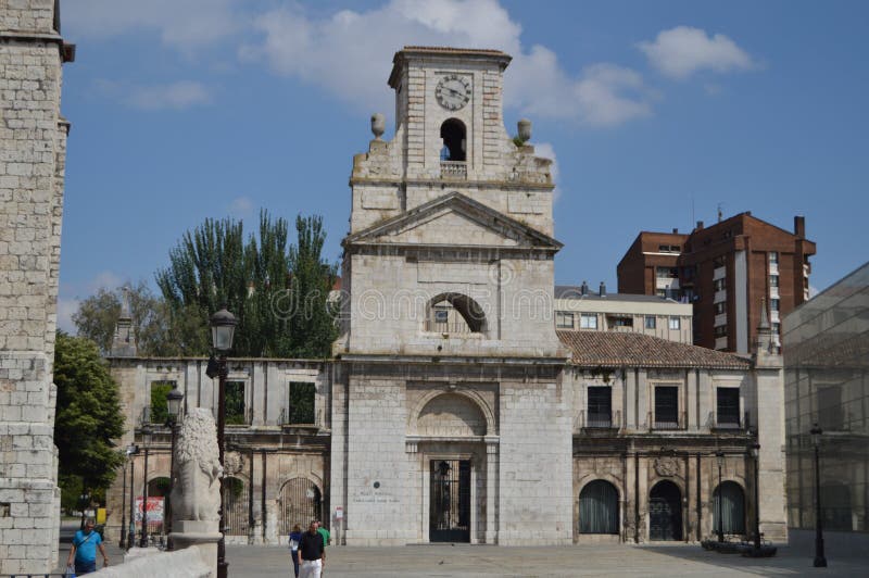 Главный фасад монастыря музея Marceliano Santa Maria старого Сан-Хуана в Бургосе 28-ое августа 2013 Бургос, Кастилия Леон, стоковая фотография rf Главный фасад монастыря музея Marceliano Santa Maria старого Сан-Хуана в Бургосе 28-ое августа 2013 Бургос, Кастилия Леон, стоковая фотография rf