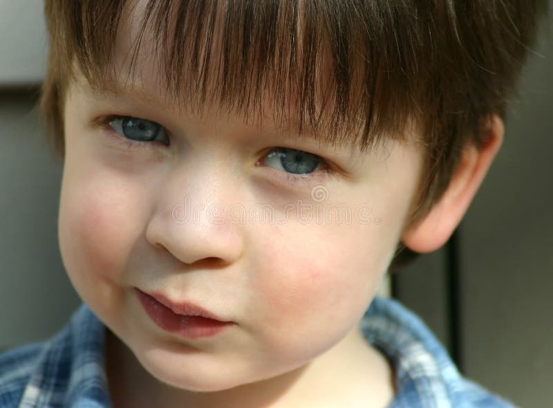 глаза голубого конца ребенка милые вверх
