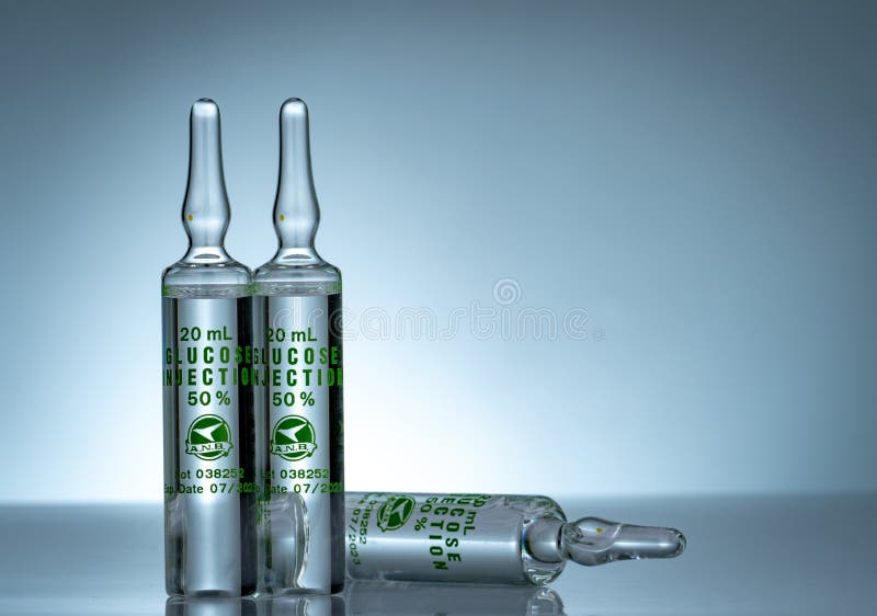 Глюкоза 50% для впрыски в ampules 20 ml 3 стеклянных ampules декстрозы для впрыски на предпосылке градиента стоковые фотографии rf Глюкоза 50% для впрыски в ampules 20 ml 3 стеклянных ampules декстрозы для впрыски на предпосылке градиента стоковые фотографии rf