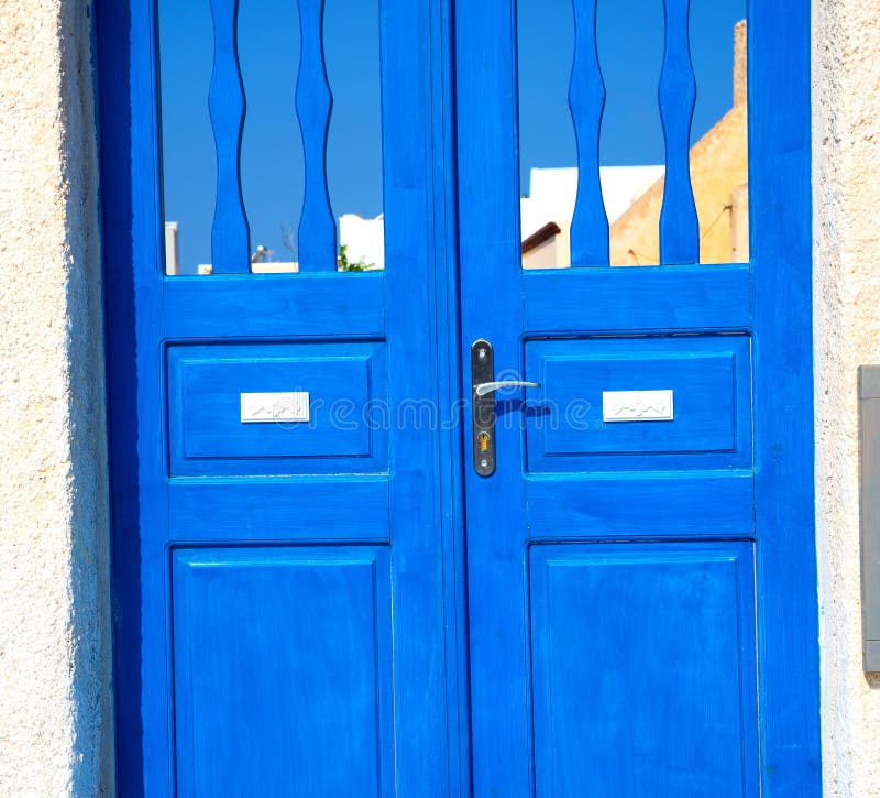 голубая дверь в античном santorini Греции Европе и белом w деревни стоковое фото rf голубая дверь в античном santorini Греции Европе и белом w деревни стоковое фото rf