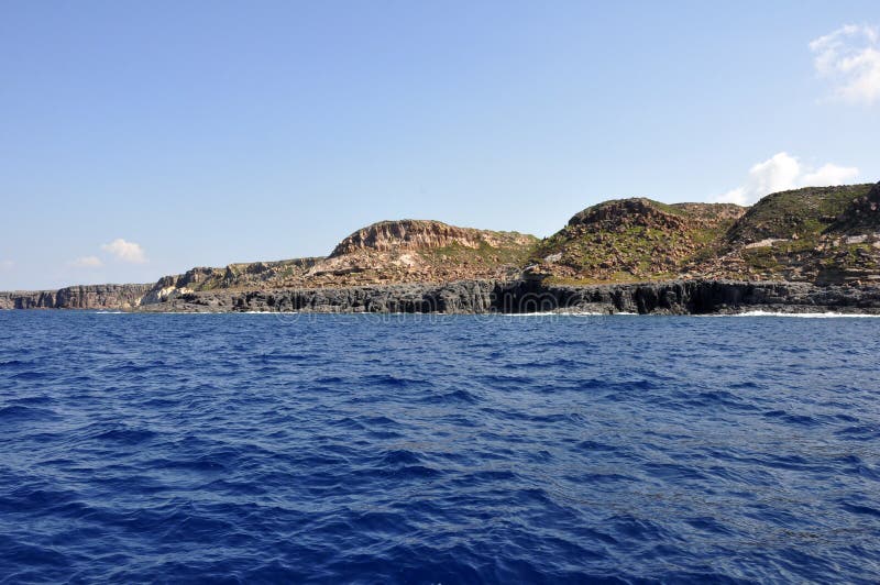 Голубое море и характерные пещеры Cala луны Golfo di Orosei Sardegna или Сардинии Италии стоковые фотографии rf Голубое море и характерные пещеры Cala луны Golfo di Orosei Sardegna или Сардинии Италии стоковые фотографии rf