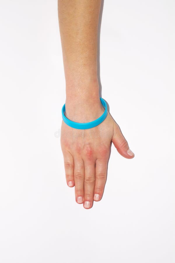 Голубой пустой резиновый wristband на руке запястья руки Рука носки браслета моды силикона круглая социальная Диапазон единства стоковые изображения Голубой пустой резиновый wristband на руке запястья руки Рука носки браслета моды силикона круглая социальная Диапазон единства стоковые изображения