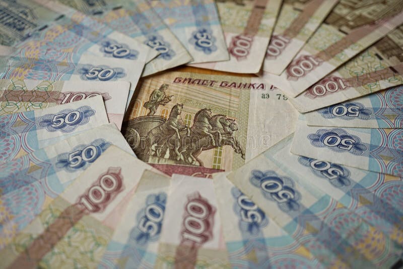 Голубые и коричневые бумажные деньги в значении 50 и 100 русских рублей формируя форму круга стоковое изображение Голубые и коричневые бумажные деньги в значении 50 и 100 русских рублей формируя форму круга стоковое изображение