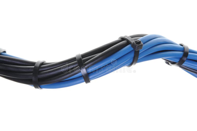 Голубые и черные электрические кабели