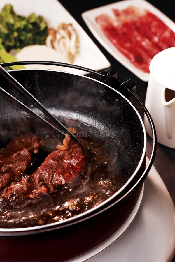 Говядина sukiyaki Aoki сухая жаря на черном лотке стоковое фото Говядина sukiyaki Aoki сухая жаря на черном лотке стоковое фото
