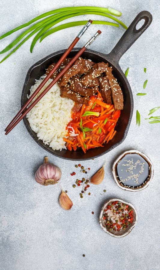 Говядина с basmati рисом и овощ-морковами, болгарскими перцами, oni стоковые фотографии rf Говядина с basmati рисом и овощ-морковами, болгарскими перцами, oni стоковые фотографии rf