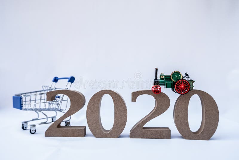 2020 год: деревянный характер с голубым троллейбом, новые бизнес-цели с Новым годом 2020 стоковое фото 2020 год: деревянный характер с голубым троллейбом, новые бизнес-цели с Новым годом 2020 стоковое фото