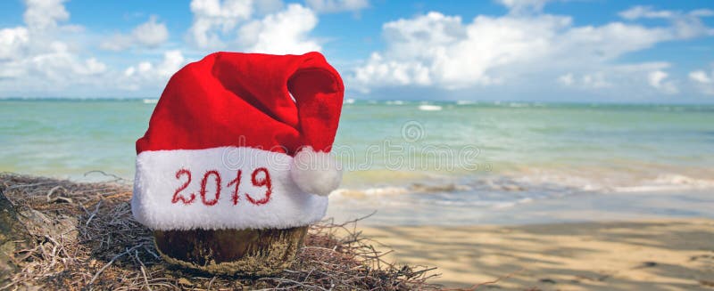 Год 2019 написанный на шляпе Санта Клауса на карибском пляже Новый Год предпосылки стоковые фото Год 2019 написанный на шляпе Санта Клауса на карибском пляже Новый Год предпосылки стоковые фото
